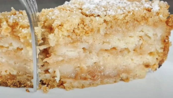 Simple and delicious apple pie with semolina