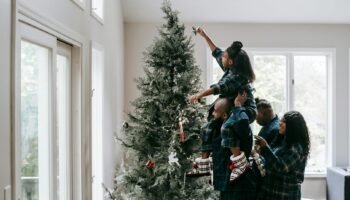 How Christmas Is Celebrated in the USA: Traditions, Facts & Gift Ideas